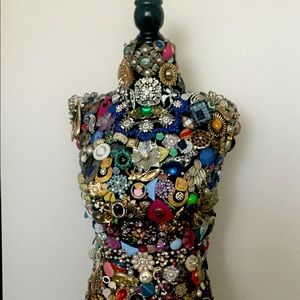 Vintage jewellery encrusted on a maniquinn